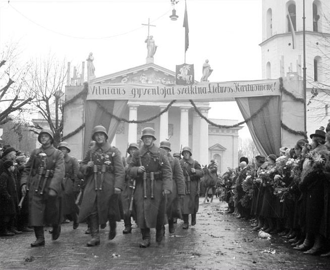 Lithuanian troops enter Vilnius in 1939